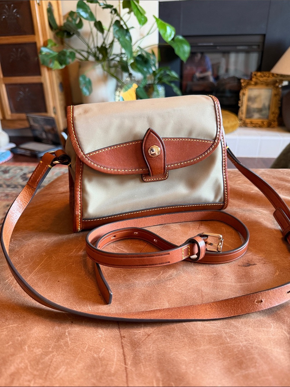 Pristine Dooney & Bourke Wayfarer Nylon Flap Crossbody Bag – Khaki & Tan